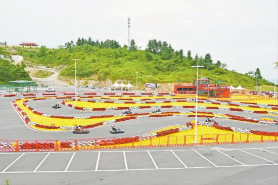 Visitors experience the “speed” and “passion” of go-kart. (Photographed by Wang Zhonghu)