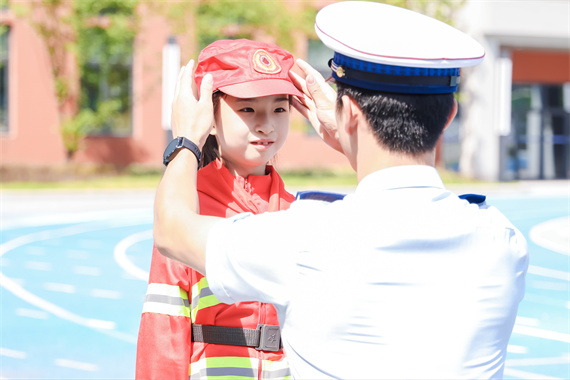 云锦小学“小小消防员”体验活动现场。两江新区消防救援支队供图 华龙网发