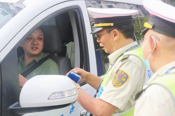 垫江交巡警正在检查过路小车。通讯员 白超 摄