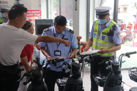 垫江交巡警正在某摩托车销售店检查。通讯员 白超 摄