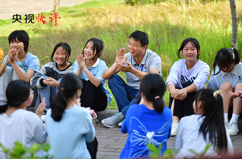 【央视快评】努力成为党和人民满意的“四有”好老师1