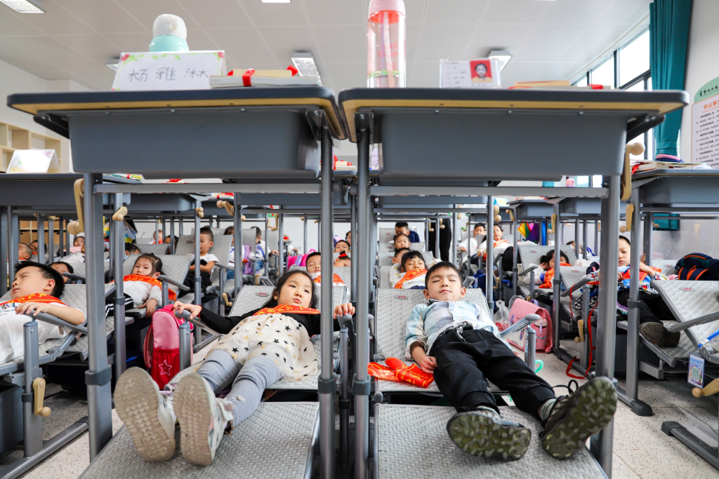 云阳县北城小学一年级的孩子们有了可调节座椅。北城小学 供图