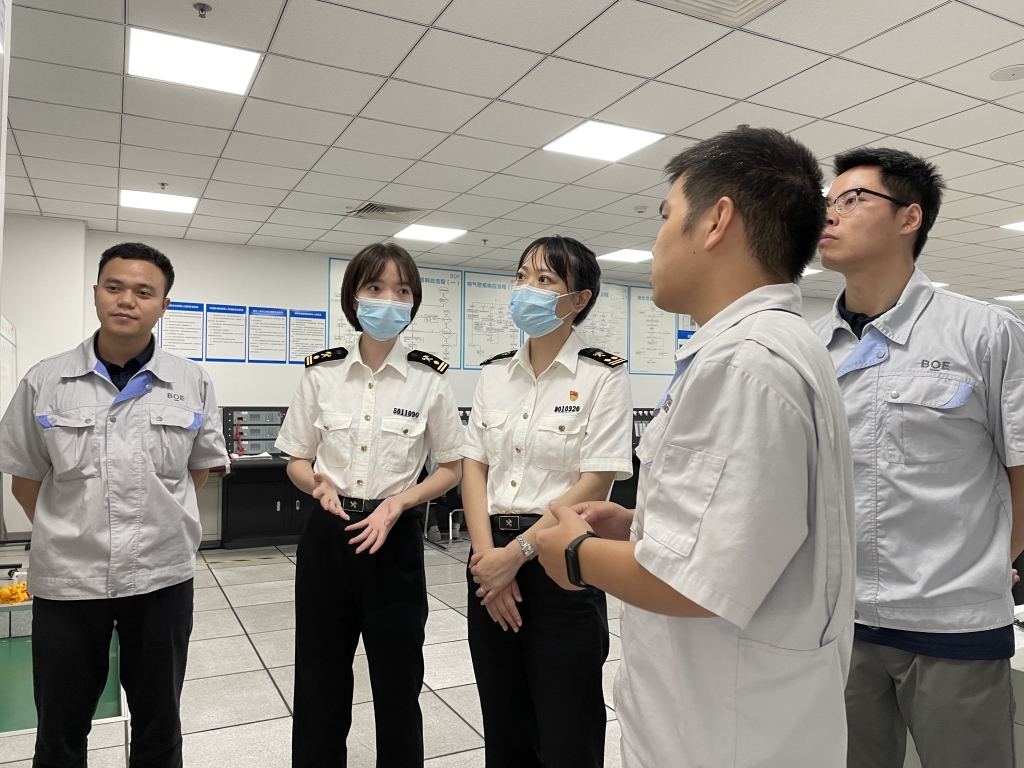 重庆海关关员深入企业开展AEO认证培育。受访者供图