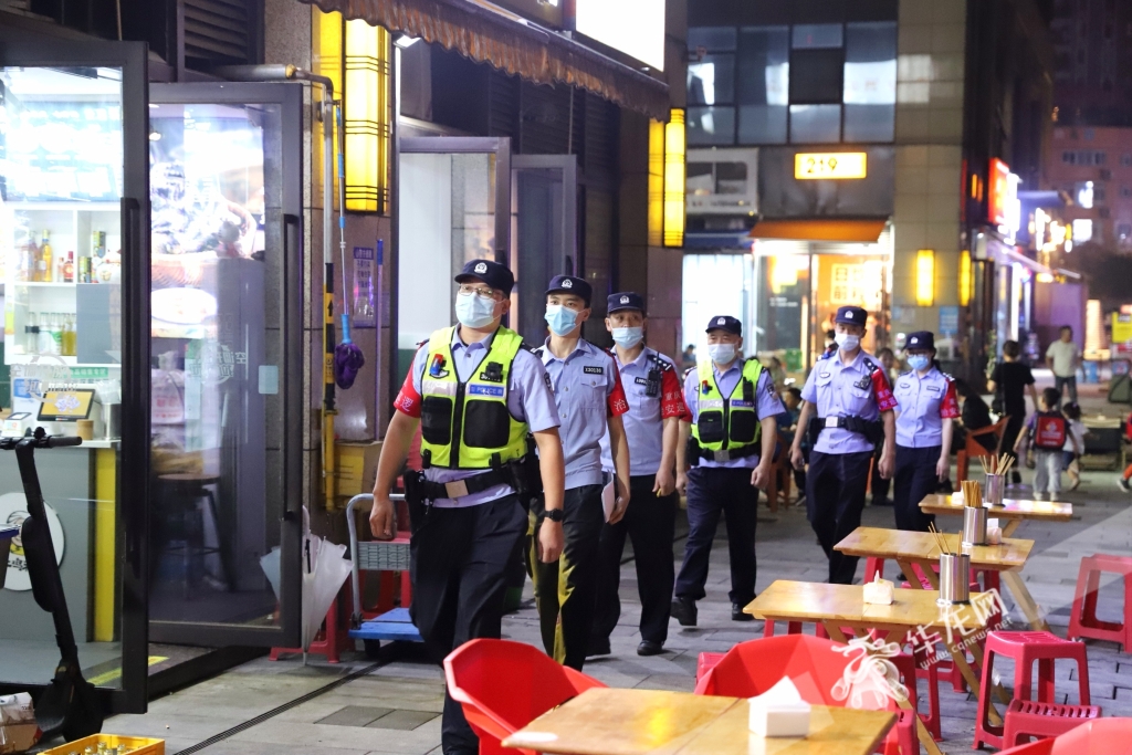 渝北区警方在重点区域巡查。华龙网-新重庆客户端记者 尹建红 摄