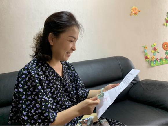 在青海，大足区税务家属正在阅读来自1000多公里以外的“家书”。 通讯员 宴雨泽 摄