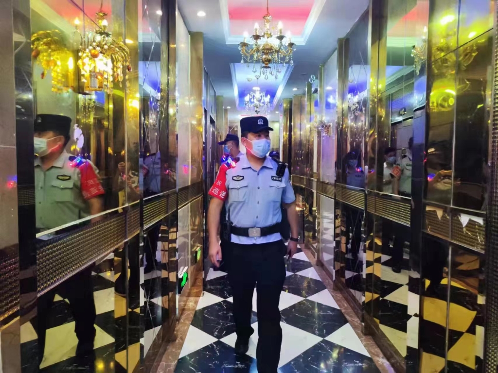 两江新区民警前往KTV等场所检查。受访单位供图