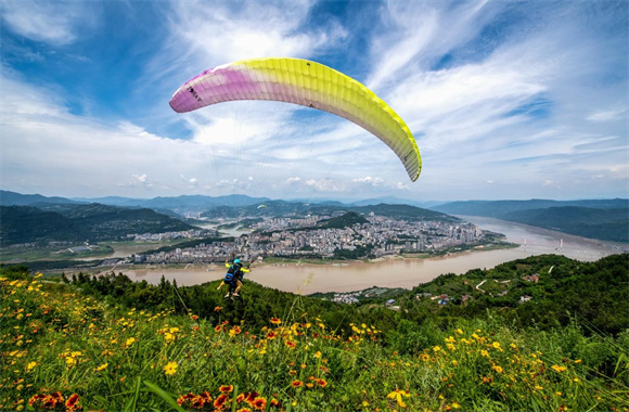 滑翔伞体验。云阳县文化和旅游委供图 华龙网发