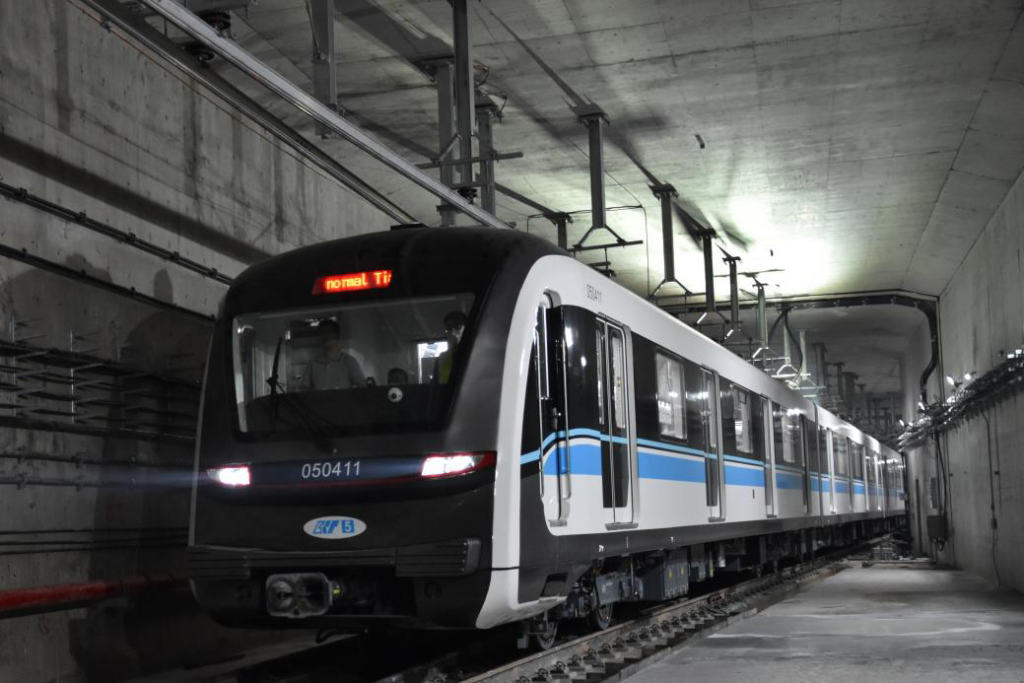 地铁5号线北延伸段行驶的列车。重庆轨道集团供图