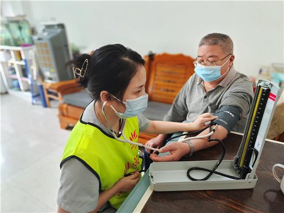 艾微笑口腔医院志愿者在给柳老师测量血压。通讯员 任丽 摄