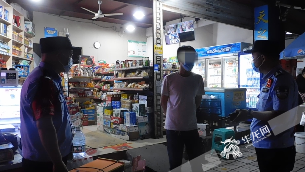 九龙坡区民警在一家超市门口查获赌博机。华龙网-新重庆客户端记者 张勇 摄