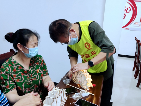 舟济路社区志愿者指导居民做花灯。仙桃街道办事处供图 华龙网发