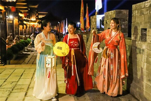 游人们穿着传统服饰逛丰收集市。云阳县委宣传部供图 华龙网发