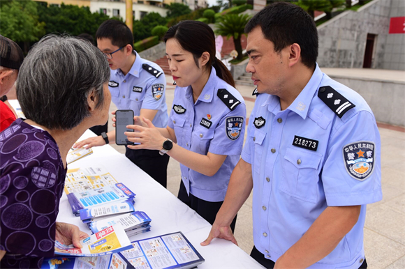 民警给市民讲解防诈知识。云阳县公安局供图 华龙网发