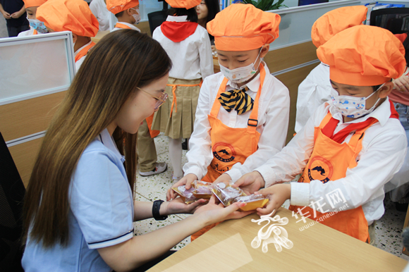 学生们将自制月饼赠送给老师。华龙网-新重庆客户端 张颖绿荞 摄