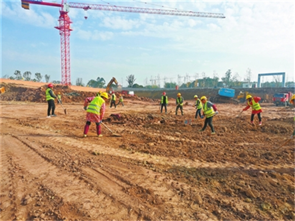近日，都梁新经济产业园项目建设现场，工人们在清理场地。记者 杨森 摄