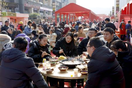 市民正在品尝美味的火锅。记者 吴文艺 摄
