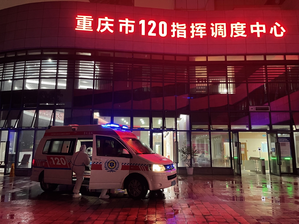 这辆救护车即将在细雨中出发。通讯员 刘源源 摄