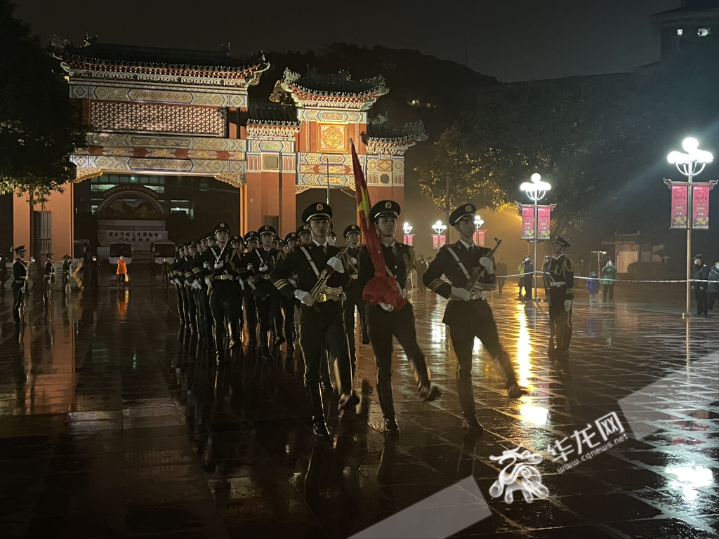 2023年新年第一天，重庆人民广场隆重举行升国旗仪式。华龙网-新重庆客户端 吴礼霜 摄