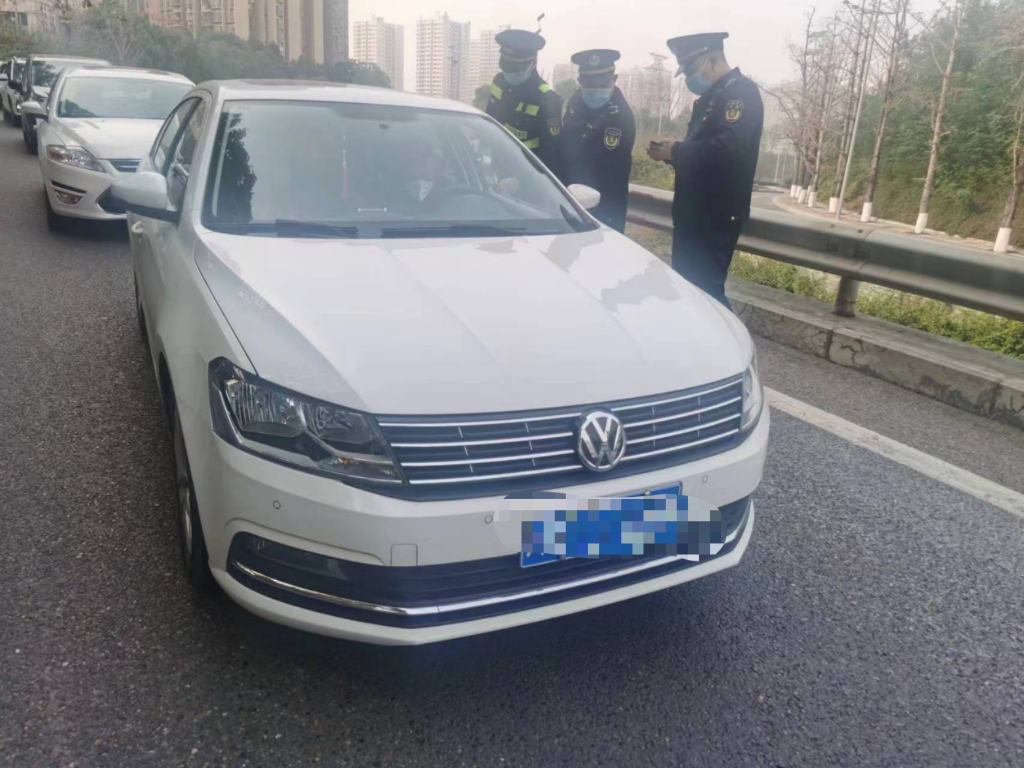 “黑车”被查。重庆交通执法部门供图