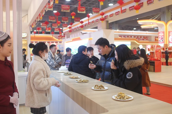 年货节现场，市民游客品尝预制菜产品。通讯员 张耀 摄
