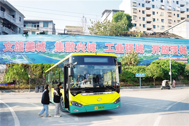 在冯家公交车站点，市民有序乘坐新能源公交车。武陵都市报供图