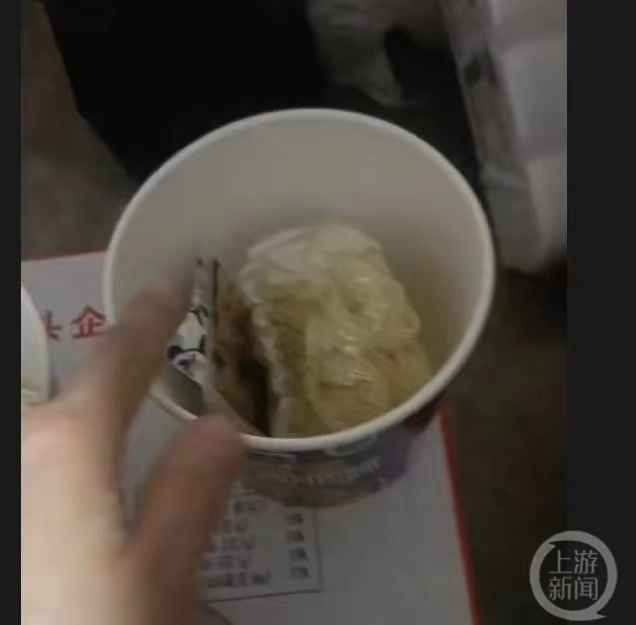 开箱“红烧牛肉面”发现是“酸菜牛肉面”还无酸菜,厂商:公司已注销6