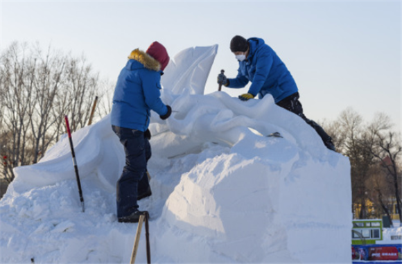 1月10日，在哈尔滨太阳岛雪博会园区，参赛选手进行雪雕创作。新华社记者 谢剑飞 摄
