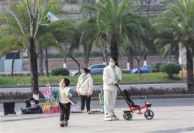 2宽敞的广场为放风筝的孩子提供了奔跑的空间。记者 曹检 摄