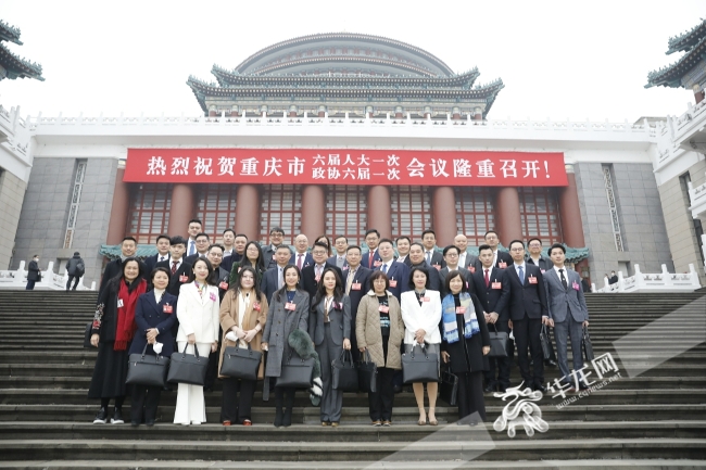 市政协六届一次会议今日开幕 参会人员满怀信心步入会场