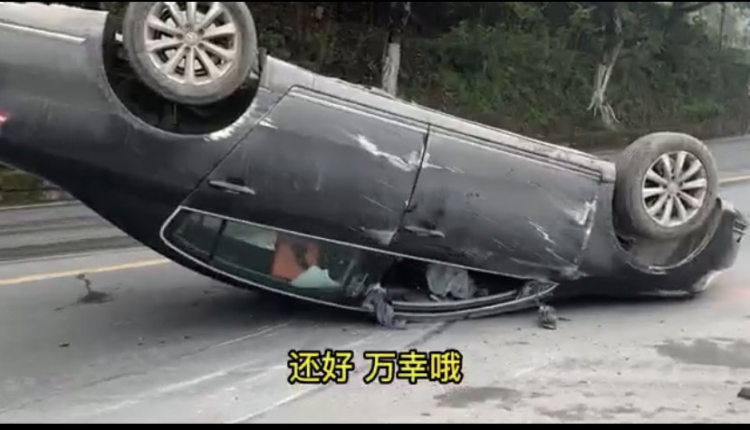 司机“药驾”头昏闭眼一秒钟 车辆随后“四脚朝天”3