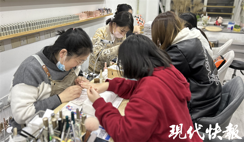 “新年战甲”做好了吗？美甲店上新了兔年生肖款1