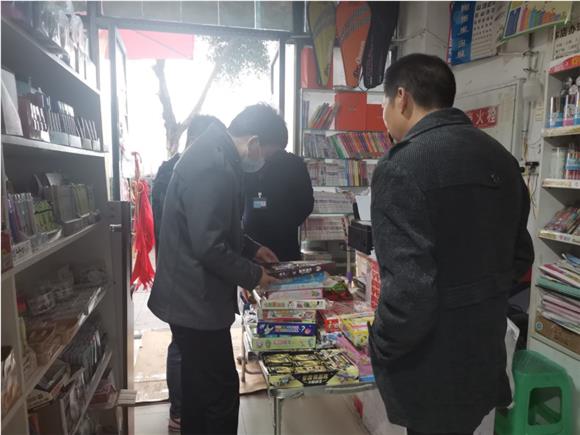 2执法人员在校园周边儿童用品售卖店检查。杨国勇 摄