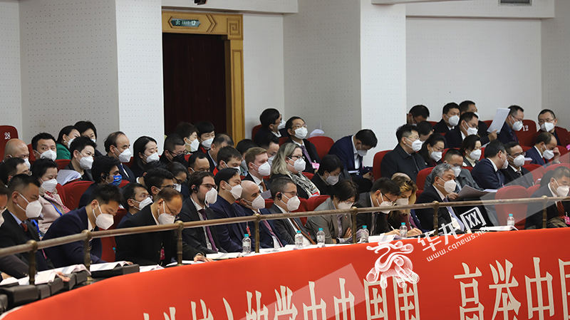 1月13日，重庆市第六届人民代表大会第一次会议开幕会暨第一次全体会议在市人民大礼堂举行。图为外国使节列席会议。华龙网-新重庆客户端记者 陈毅 摄
