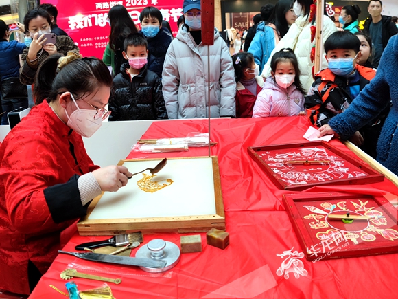 渝北区非物质文化遗产传承人为群众做糖画。华龙网-新重庆客户端记者 闫仪 摄