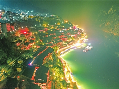 龚滩古镇的夜景图片