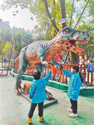 3恐龙乐园。记者 钟戈 陈一水 摄