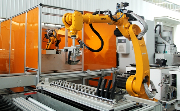 重庆利锋五金有限公司智能化生产车间里，全自动机器人正在对镰刀进行打磨。大足区委宣传部供图 华龙网发
