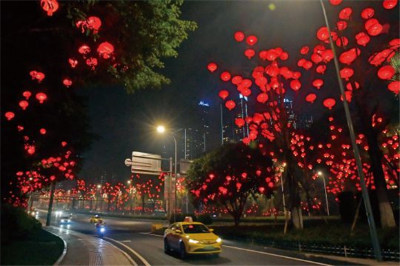 大红灯笼在夜晚显得格外亮眼。记者 崔景印 摄