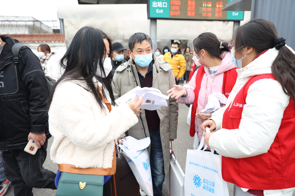 务工人员正在和用人单位的工作人员沟通。重庆市人力社保局 供图