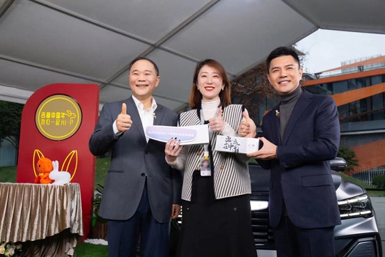 吉利控股集团董事长李书福亮相淘宝直播间。 吉利汽车供图 华龙网发 吉利控股集团董事长李书福亮相淘宝直播间。 吉利汽车供图 华龙网发