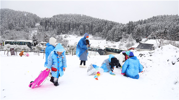 齐心协力堆雪人。通讯员 代娟 摄