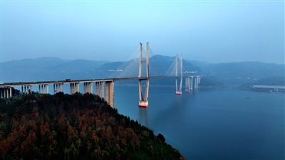 忠州长江大桥横跨碧波之上。