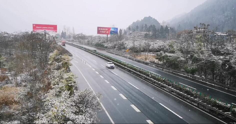 01 重庆多条高速迎来降雪。重庆高速集团供图