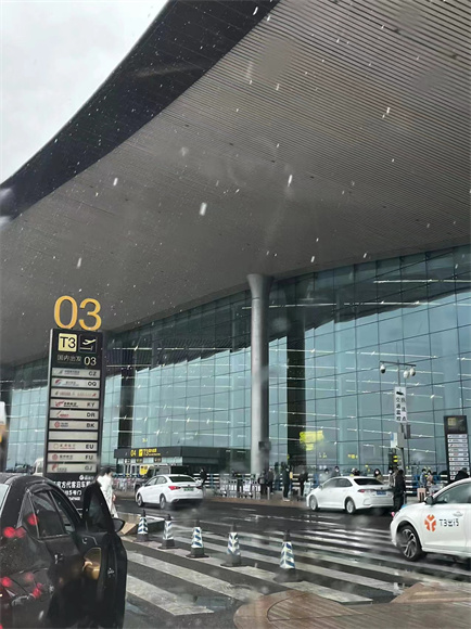 重庆江北国际机场迎来飘雪。渝北区委网信办供图 华龙网发。