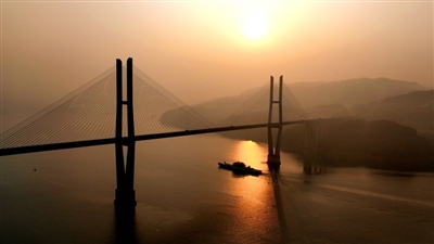 日落余晖洒在忠州长江大桥上。