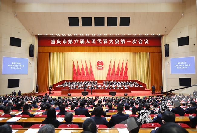 1月15日，重庆市第六届人民代表大会第一次会议第二次全体会议在人民大厦举行。记者 李文科 石涛 摄