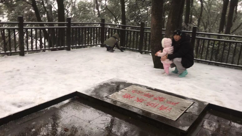There is snow cover in Nanshan Mountain.