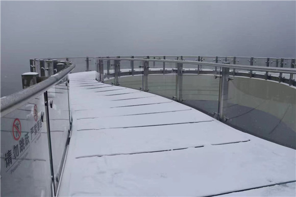 龙缸景区云端廊桥也覆盖上了一层白雪。写好的春联张贴在大门上。云阳县图书馆供图 华龙网发
