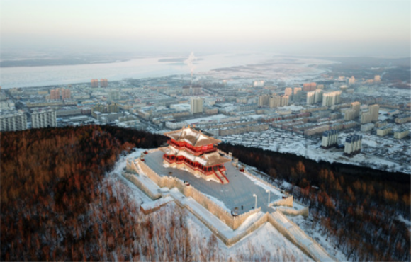 1月9日拍摄的抚远市城区景色和东极阁（无人机照片）。新华社记者 王建威 摄