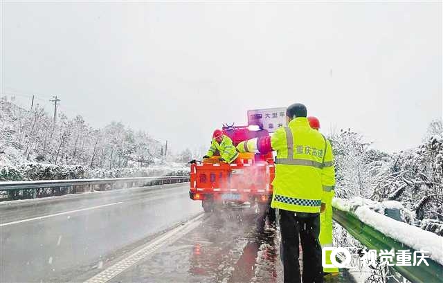 重庆中心城区下雪了！ 时隔7年主城再度飘雪，市民纷纷踏雪赏雪